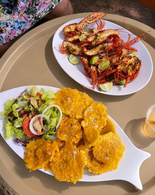Plato de mariscos a la parrilla con patacones y ensalada frente al mar en Nakawa.