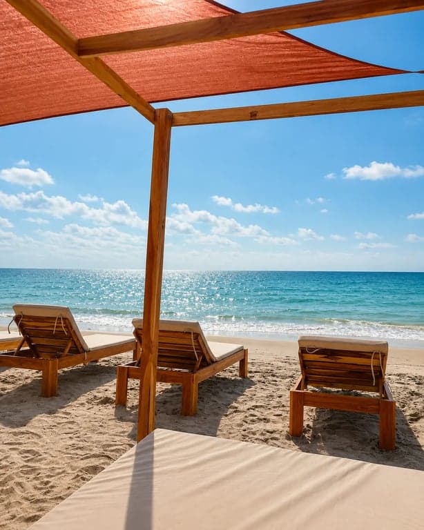 Vista al mar del Caribe desde una cabaña con vela terracota en Nakawa Beach Club.