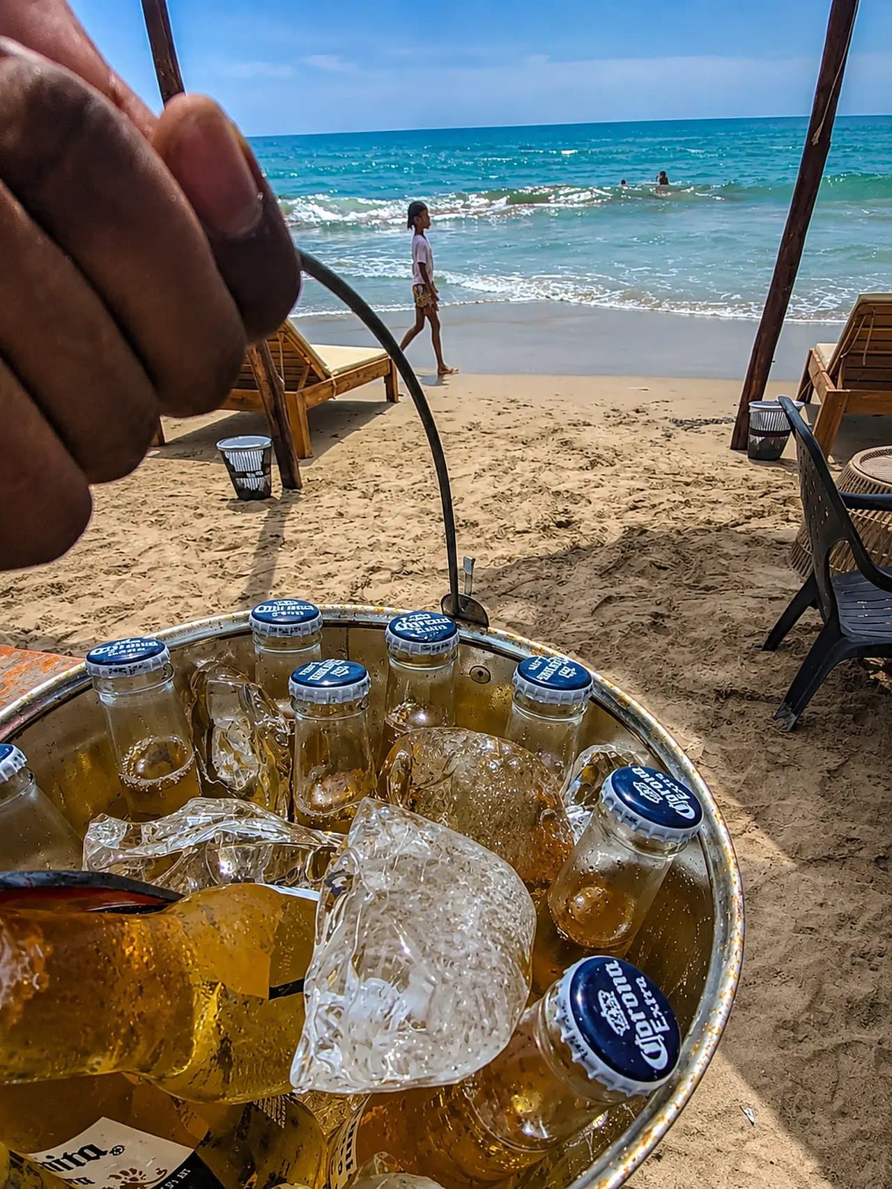 Cubeta de cervezas con hielo frente al mar en Nakawa Beach Club, Tierra Bomba.