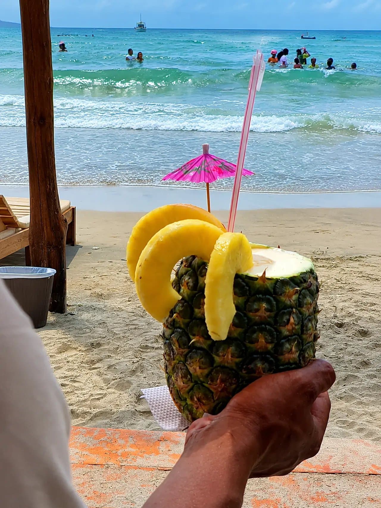 Piña colada servida en piña natural frente al mar en Nakawa Beach Club, Playa Linda.