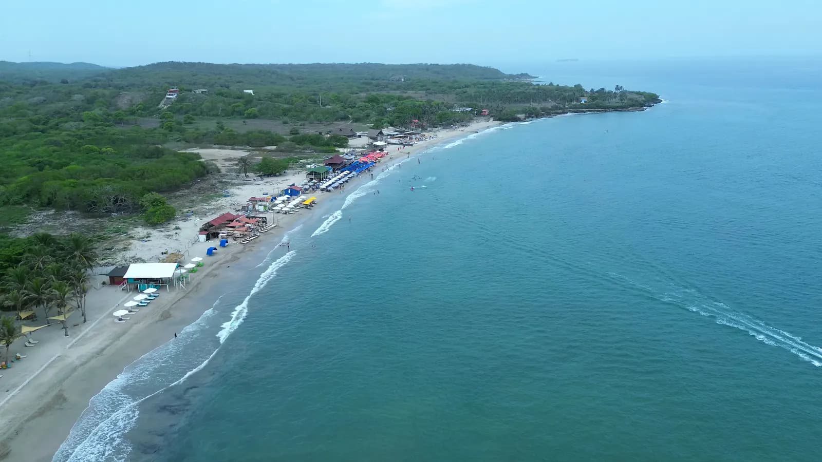 Vista aérea de la costa, la franja de arena y los establecimientos de Playa Linda, Tierra Bomba